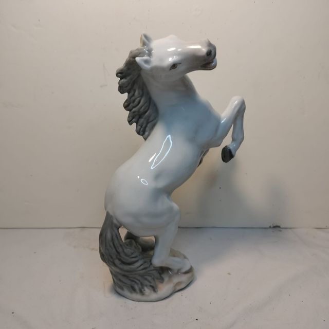 Figura di cavallo in porcellana