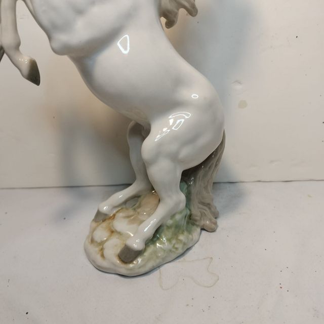 Figura di cavallo in porcellana