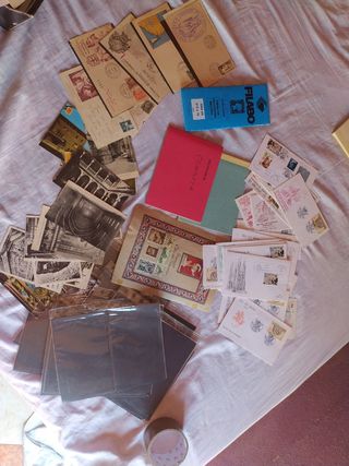 Lote de postales y sellos antiguos