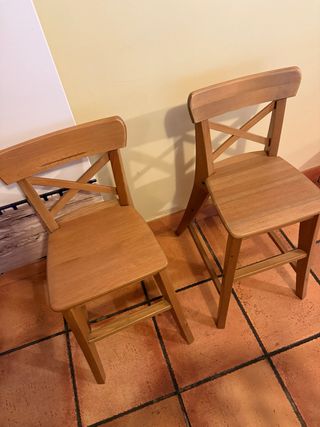 2 seggioloni in legno Ikea