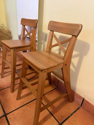 2 seggioloni in legno Ikea