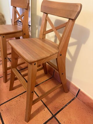 2 seggioloni in legno Ikea
