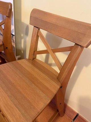 2 seggioloni in legno Ikea