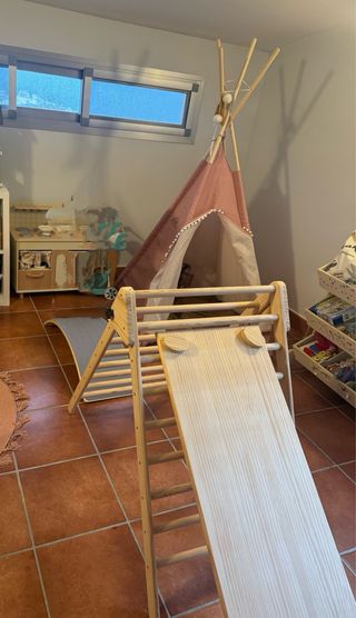 Triángulo de escalada infantil con tobogán