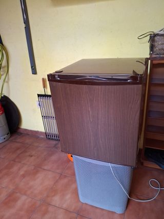 Nevera portátil marrón