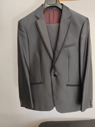 Traje gris con ribetes negros elegante 