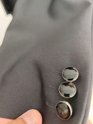 Traje gris con ribetes negros elegante 