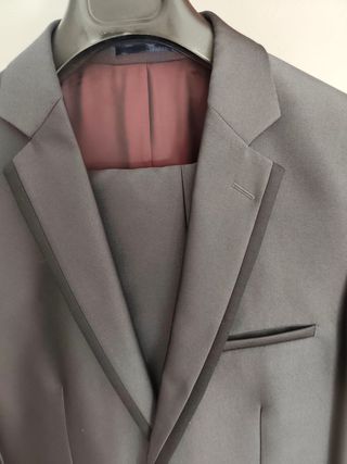 Traje gris con ribetes negros elegante 