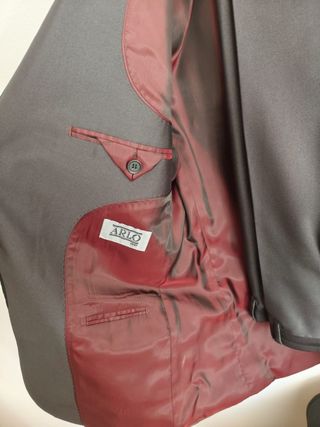 Traje gris con ribetes negros elegante 