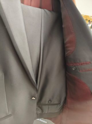 Traje gris con ribetes negros elegante 