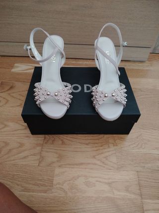 Sandalias tacón rosa-dorado

Puestas una vez