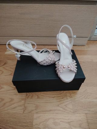 Sandalias tacón rosa-dorado

Puestas una vez