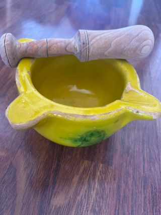 Mortero antiguo de cerámica