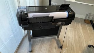 Impresora HP Designjet T120 -con pedestal incluido