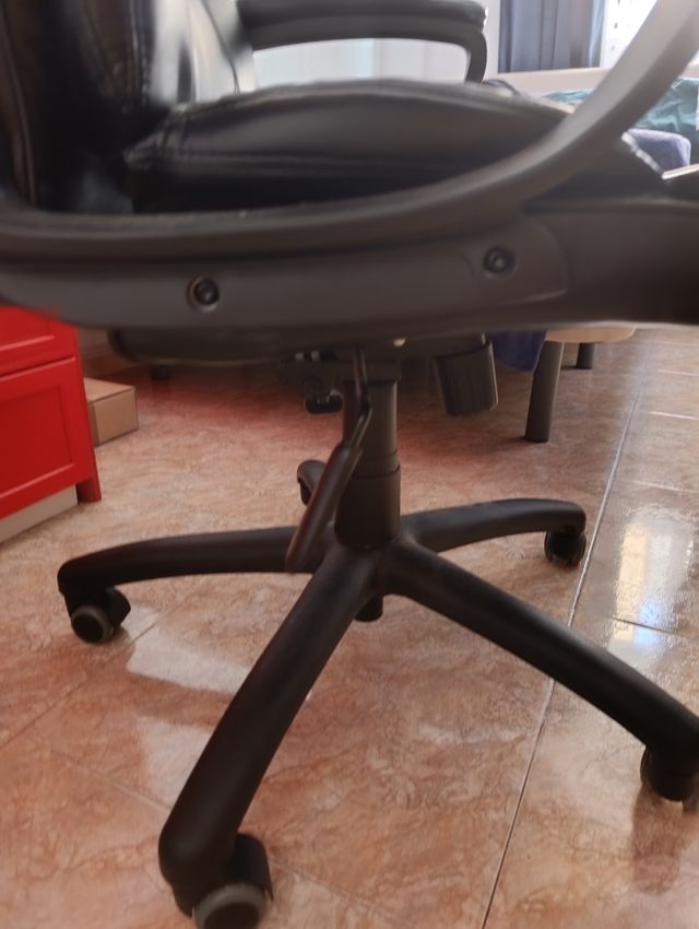 Silla oficina piel sintética negra