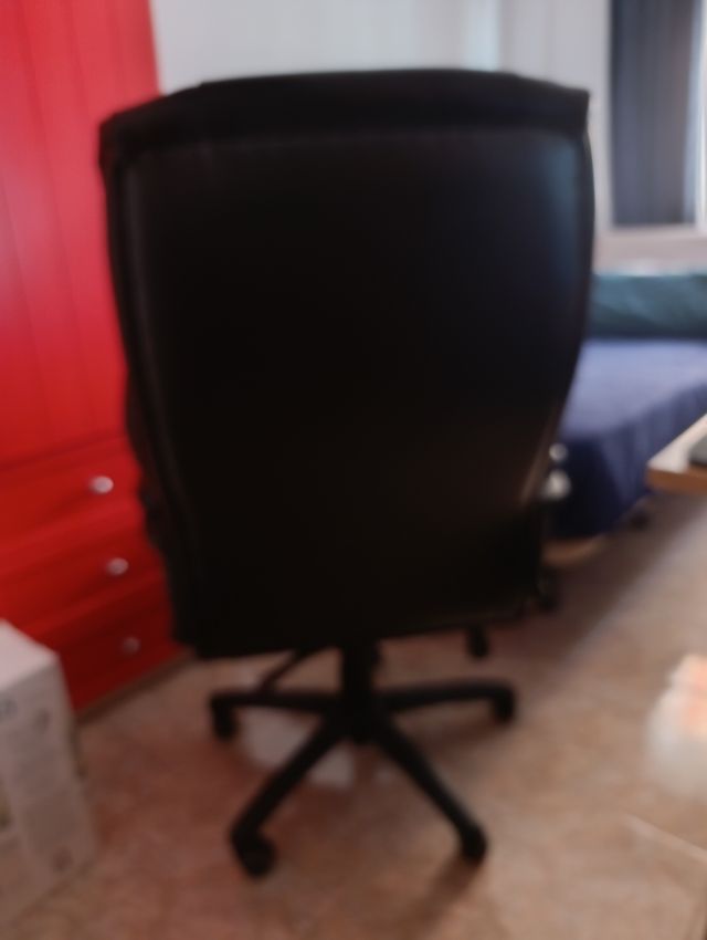 Silla oficina piel sintética negra