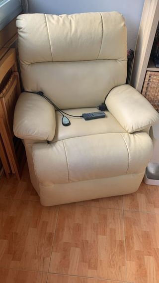 Butaca con funcion de masaje y reclinable.