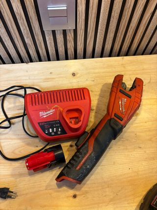 Cortatubos Milwaukee M12