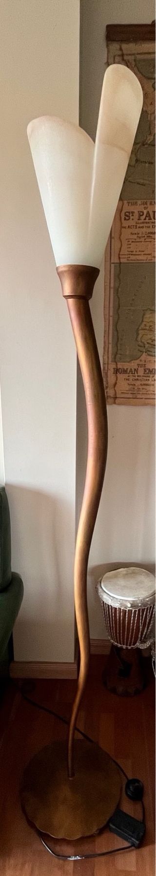 Lámpara de pie dorada - diseño elegante