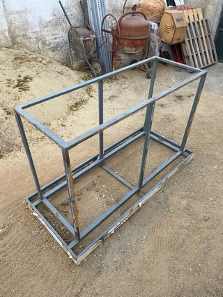 Estructura metálica gris.