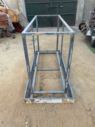 Estructura metálica gris.