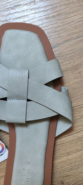 Sandalias sin estrenar. Con etiquetas.