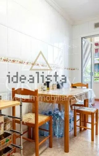 Mesa cocina madera marrón con 4 sillas y un tabure
