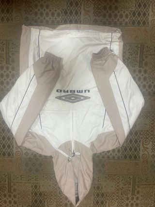Chaqueta Umbro beige y blanca