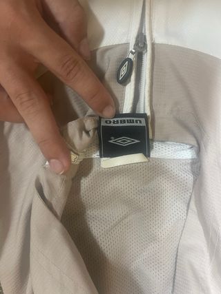Chaqueta Umbro beige y blanca