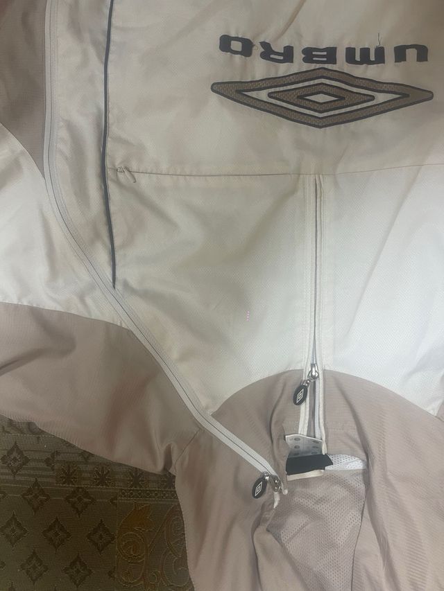 Chaqueta Umbro beige y blanca