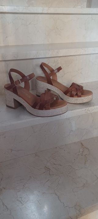 Sandalias tacón marrón