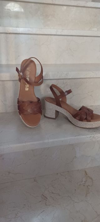 Sandalias tacón marrón