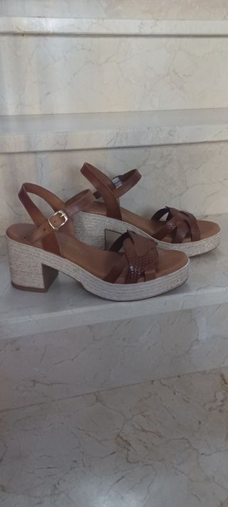 Sandalias tacón marrón
