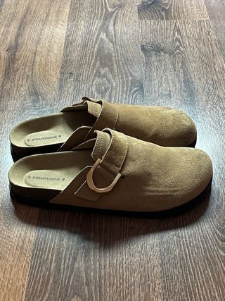 Zuecos Stradivarius marrón