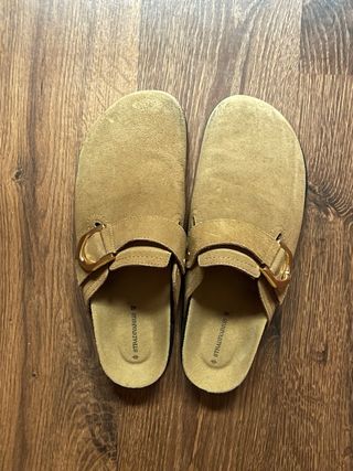 Zuecos Stradivarius marrón