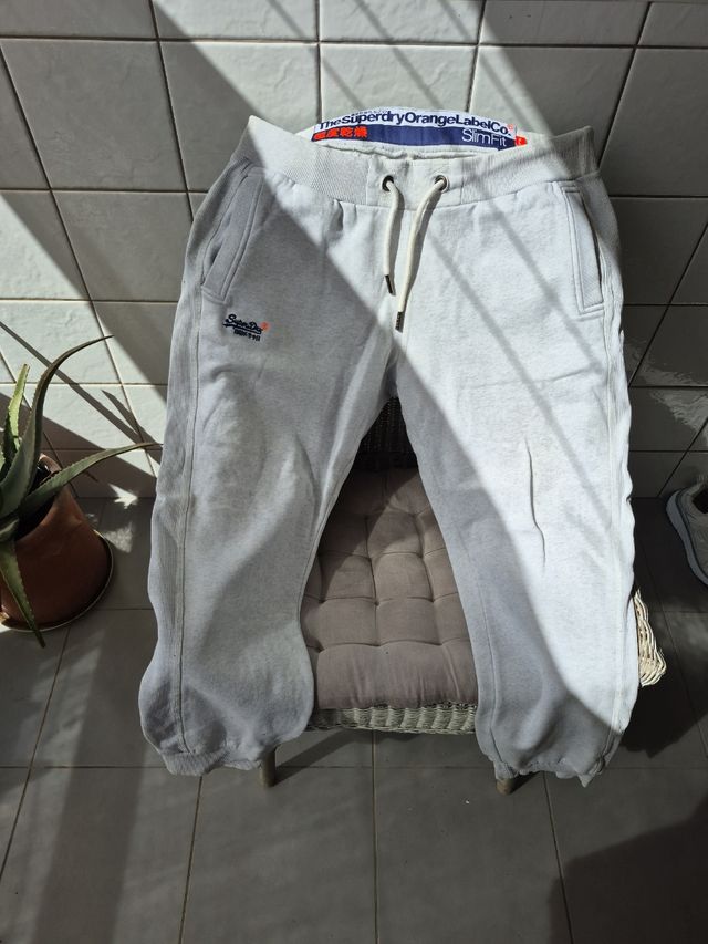 Pantalón Superdry Slim Fit gris