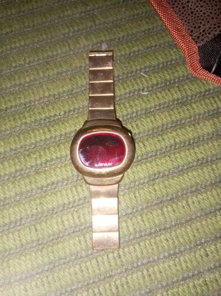 Reloj Whittnaver dorado y rojo