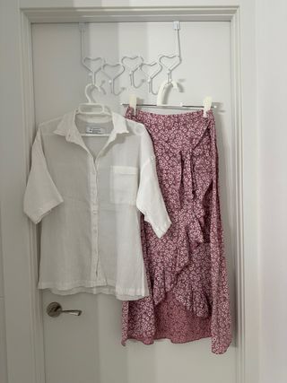 Conjunto falda rosa y camisa blanca