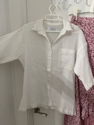 Conjunto falda rosa y camisa blanca