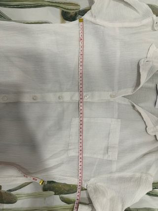 Conjunto falda rosa y camisa blanca