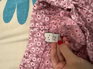 Conjunto falda rosa y camisa blanca