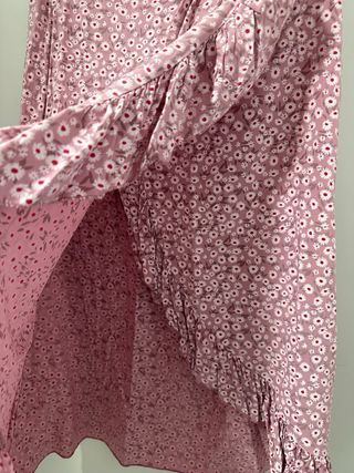 Conjunto falda rosa y camisa blanca