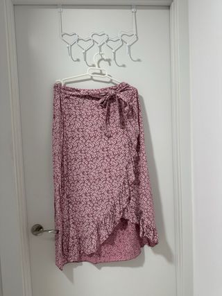 Conjunto falda rosa y camisa blanca