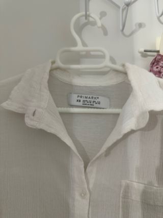 Conjunto falda rosa y camisa blanca