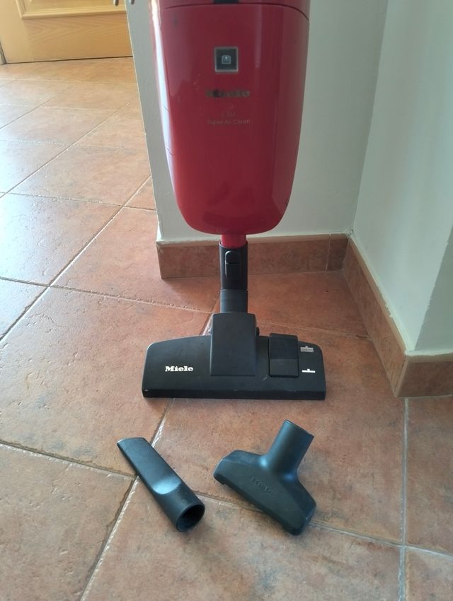 Aspiradora Miele roja