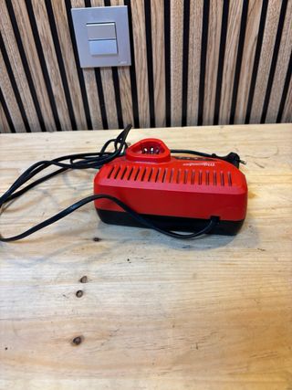 Cargador Milwaukee M12 C12C