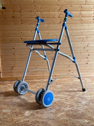 Andador plegable FORTA ARA-C con asiento y ruedas