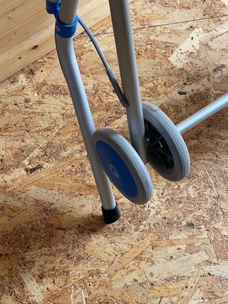 Andador plegable FORTA ARA-C con asiento y ruedas