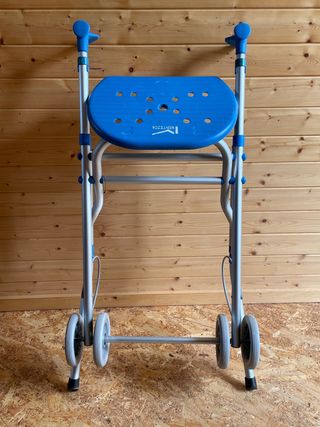 Andador plegable FORTA ARA-C con asiento y ruedas