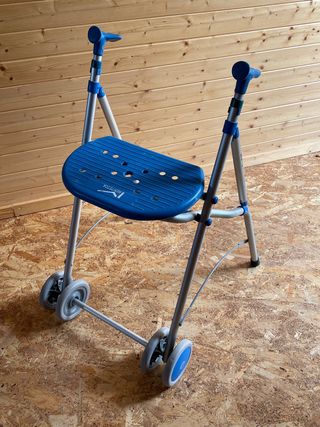 Andador plegable FORTA ARA-C con asiento y ruedas